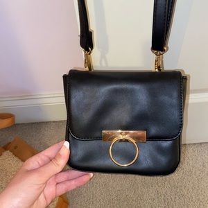 Circle accent crossbody